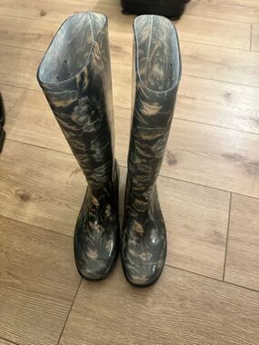 Nicole Miller Tall Dark Floral Rain Boots. Size 7 VGUC gold branding on side